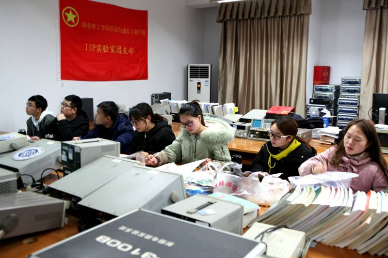 http://news.hnist.cn/__local/C/28/7B/7F78AA16608F772E5DBEF3934E5_0765D986_73C7FE.jpg